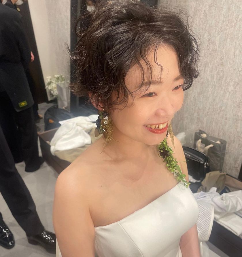 A little makeover with hair arrangements and accessories! A special feature on stylish brides' pre-wedding changes ♡にて紹介している画像