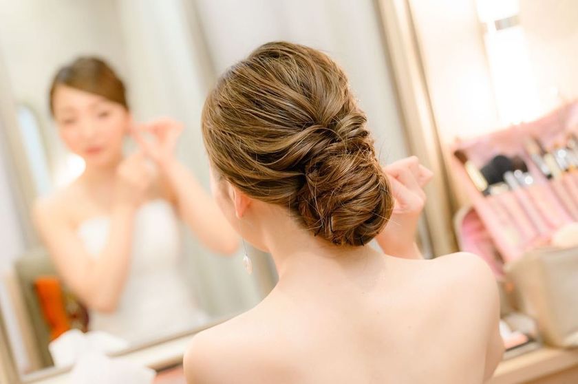 A little makeover with hair arrangements and accessories! A special feature on stylish brides' pre-wedding changes ♡にて紹介している画像