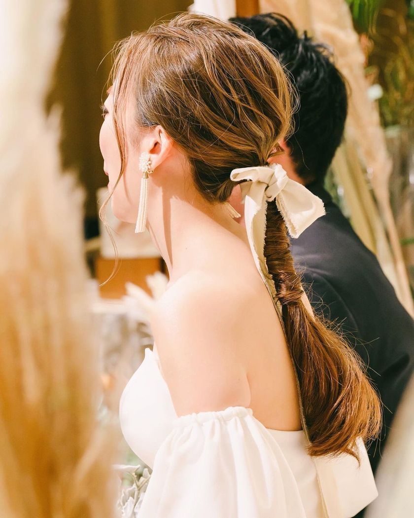 A little makeover with hair arrangements and accessories! A special feature on stylish brides' pre-wedding changes ♡にて紹介している画像