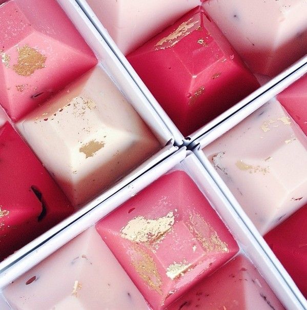 "Sparkling Elegance: Beautiful Nail Art Adorned with 'Gold Foil' for Celebratory Occasions"にて紹介している画像