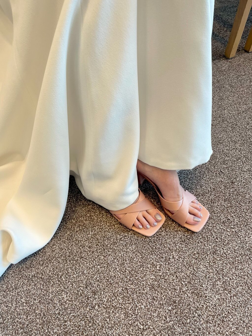 What should I do with my toenails to match the dress??? People say red is the only option for foot nails, but is that the case when wearing a dress too?にて紹介している画像