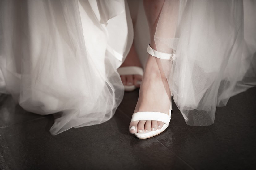 What should I do with my toenails to match the dress??? People say red is the only option for foot nails, but is that the case when wearing a dress too?にて紹介している画像