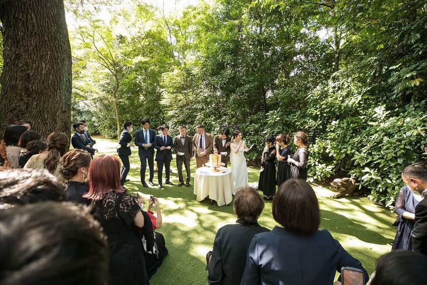 Relay-style feeding ♡ The 【Relay Bite】 of the wedding cake is fun and exciting!にて紹介している画像