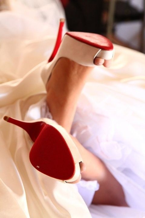 ポイントの赤が可愛い♡白いドレスを引き立てるロマンチックな赤い靴のイメージ♡にて紹介している画像