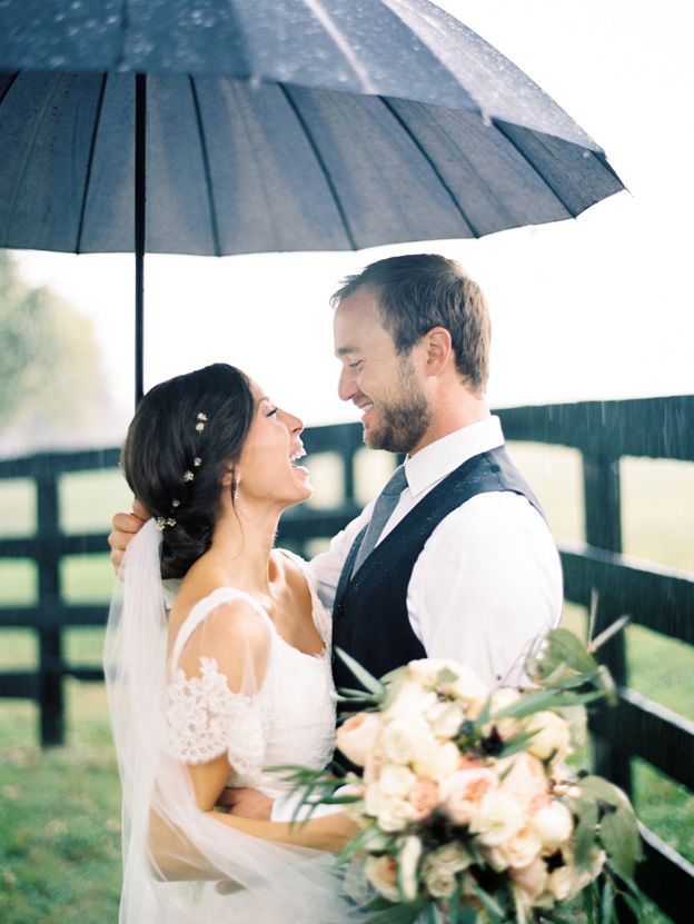 雨の日こそ撮りたい！雨の中のウェディングフォトがドラマチックで美しい♡にて紹介している画像