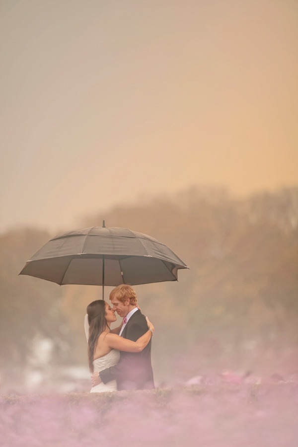 雨の日こそ撮りたい！雨の中のウェディングフォトがドラマチックで美しい♡にて紹介している画像
