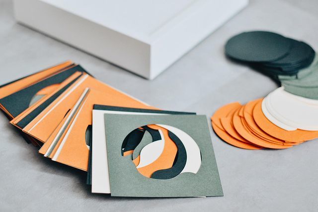 曲線が重なるシルエットがおしゃれ。きっとお部屋にも馴染む、素敵な結婚証明書を発見♡にて紹介している画像