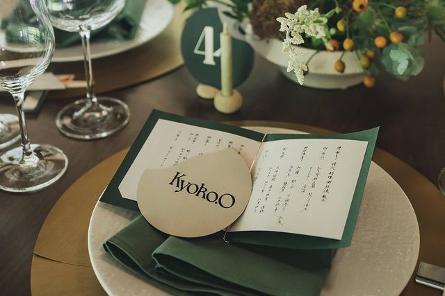 曲線が重なるシルエットがおしゃれ。きっとお部屋にも馴染む、素敵な結婚証明書を発見♡にて紹介している画像