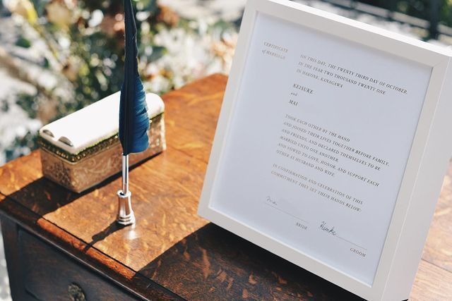 曲線が重なるシルエットがおしゃれ。きっとお部屋にも馴染む、素敵な結婚証明書を発見♡にて紹介している画像