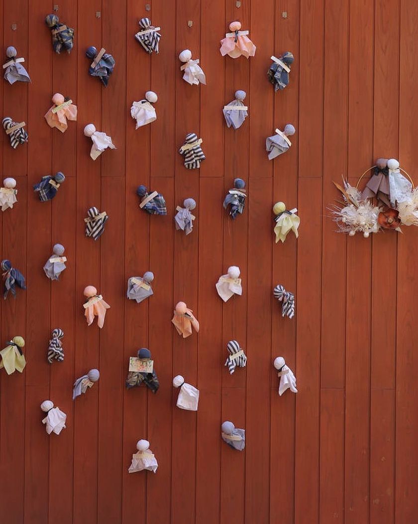 全員の力で晴天を願う☀️雨男・雨女の新郎新婦におすすめのゲスト巻き込み型てるてる坊主の願掛けアイデア♩にて紹介している画像