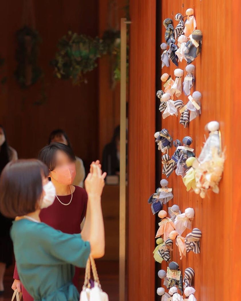 全員の力で晴天を願う☀️雨男・雨女の新郎新婦におすすめのゲスト巻き込み型てるてる坊主の願掛けアイデア♩にて紹介している画像