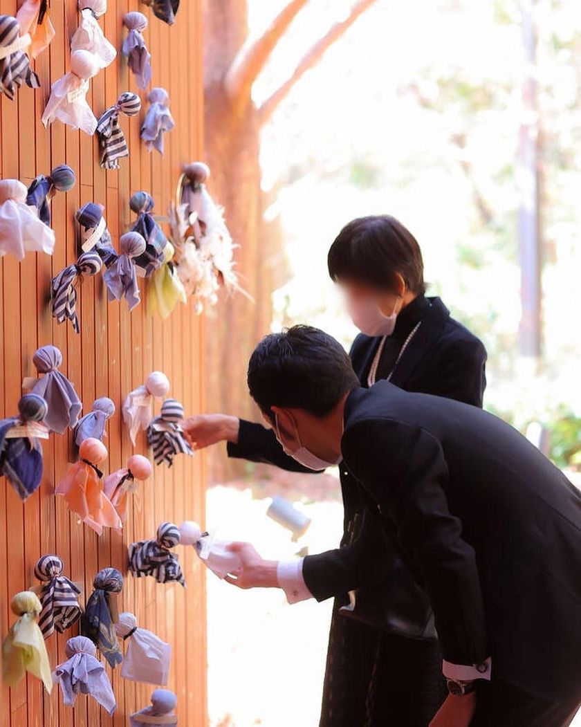 全員の力で晴天を願う☀️雨男・雨女の新郎新婦におすすめのゲスト巻き込み型てるてる坊主の願掛けアイデア♩にて紹介している画像