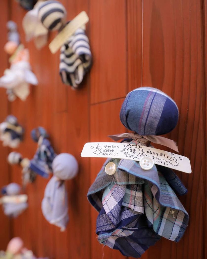 全員の力で晴天を願う☀️雨男・雨女の新郎新婦におすすめのゲスト巻き込み型てるてる坊主の願掛けアイデア♩にて紹介している画像