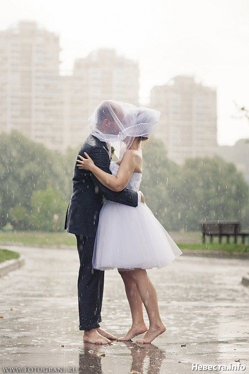 雨の日こそ撮りたい！雨の中のウェディングフォトがドラマチックで美しい♡にて紹介している画像