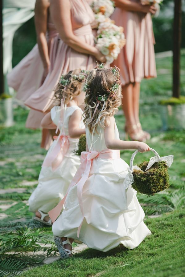 Dressed-Up Little Guests: Adorable Flower Girls!にて紹介している画像
