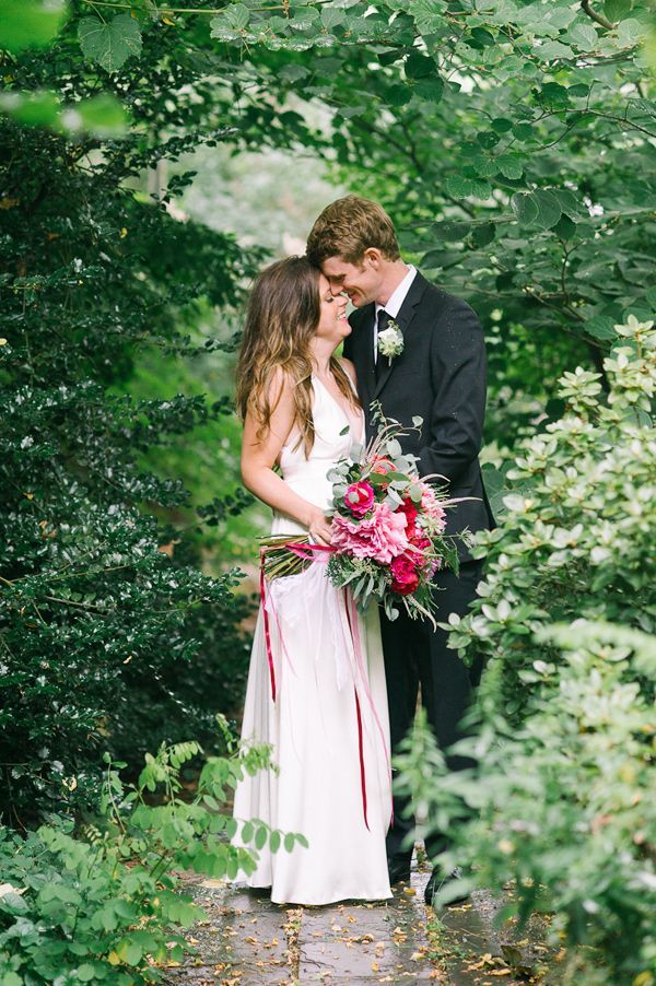 雨の日こそ撮りたい！雨の中のウェディングフォトがドラマチックで美しい♡にて紹介している画像