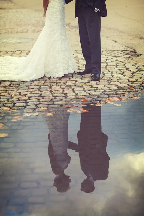 雨の日こそ撮りたい！雨の中のウェディングフォトがドラマチックで美しい♡にて紹介している画像