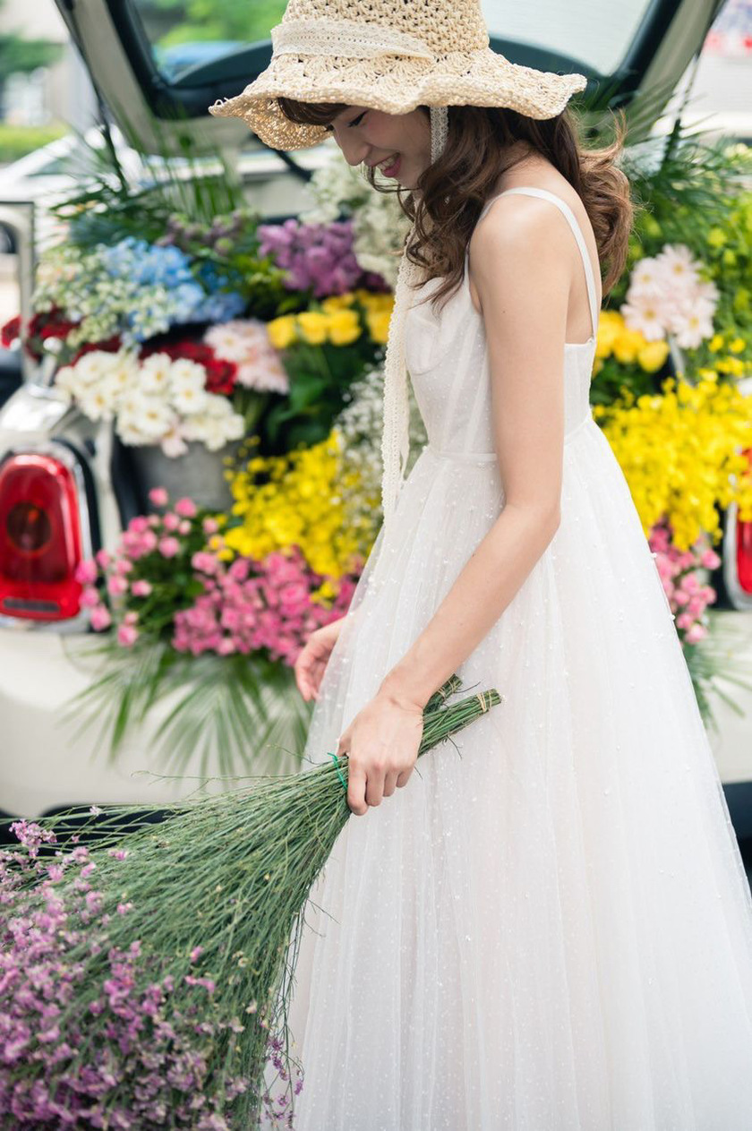 トランクにお花いっぱい♡お花まみれのウェディングフォトを撮ってる花嫁さんと出会った＊にて紹介している画像