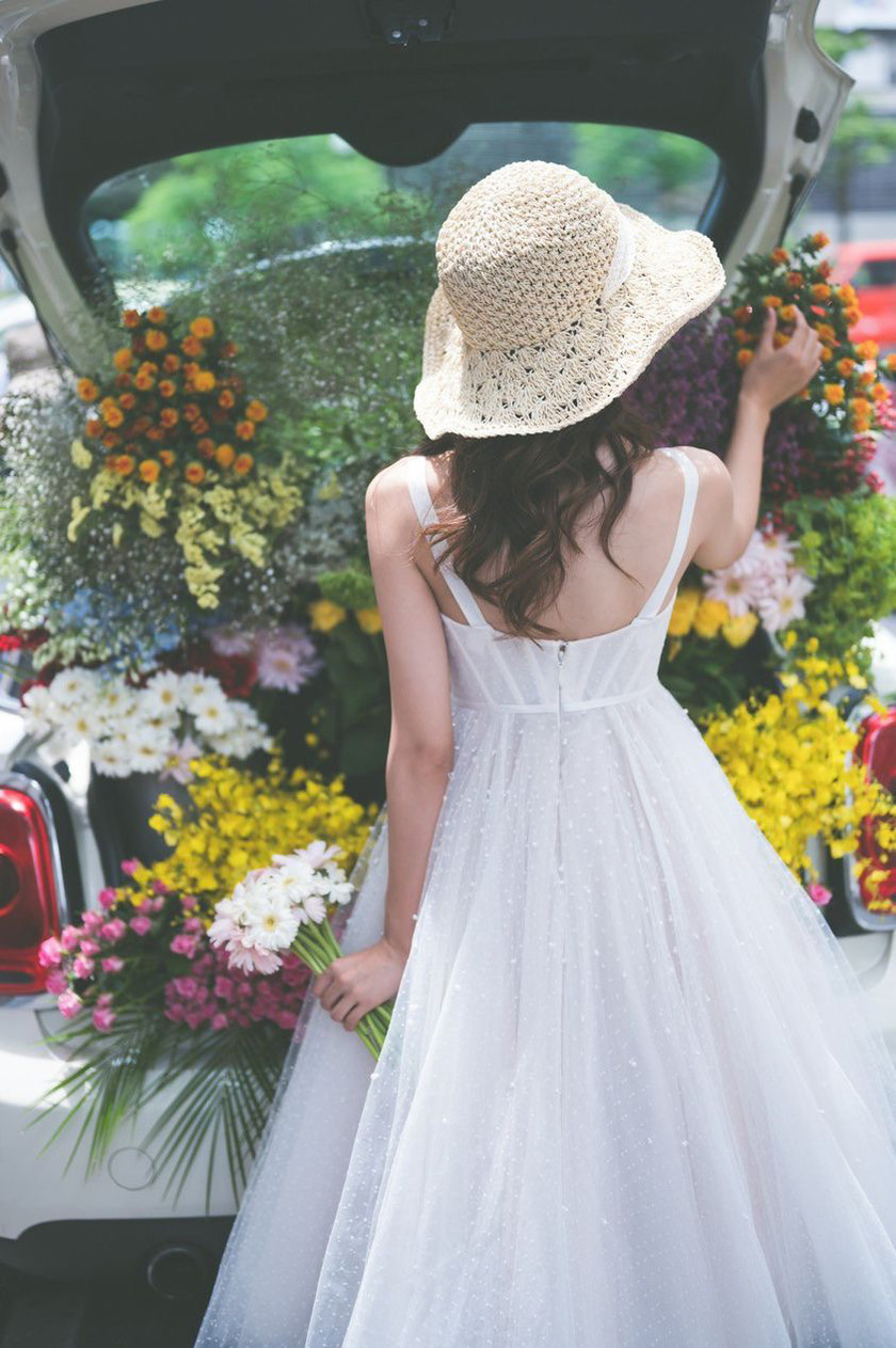 トランクにお花いっぱい♡お花まみれのウェディングフォトを撮ってる花嫁さんと出会った＊にて紹介している画像