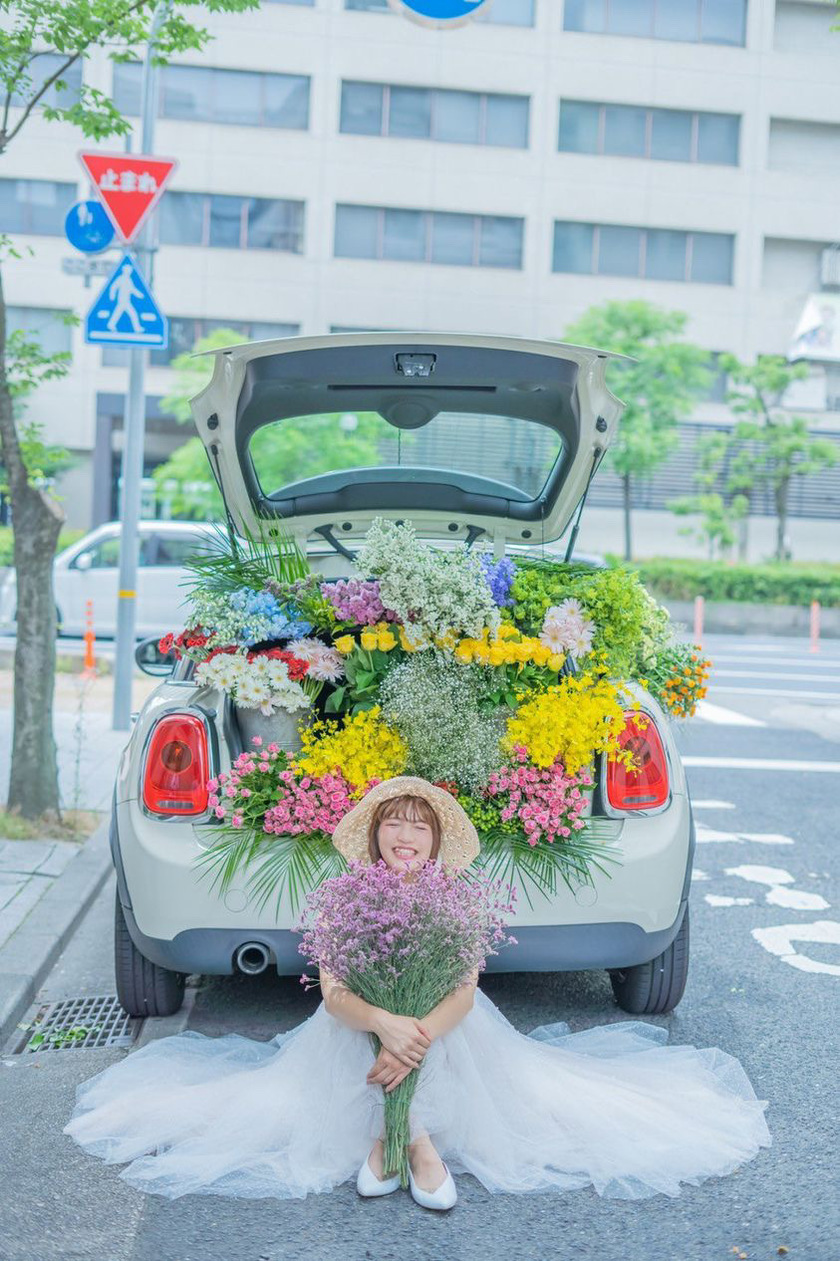 トランクにお花いっぱい♡お花まみれのウェディングフォトを撮ってる花嫁さんと出会った＊にて紹介している画像