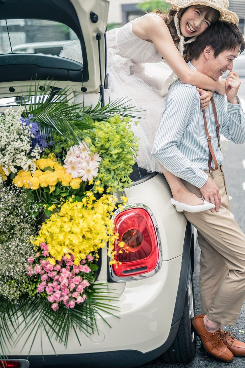 トランクにお花いっぱい♡お花まみれのウェディングフォトを撮ってる花嫁さんと出会った＊にて紹介している画像