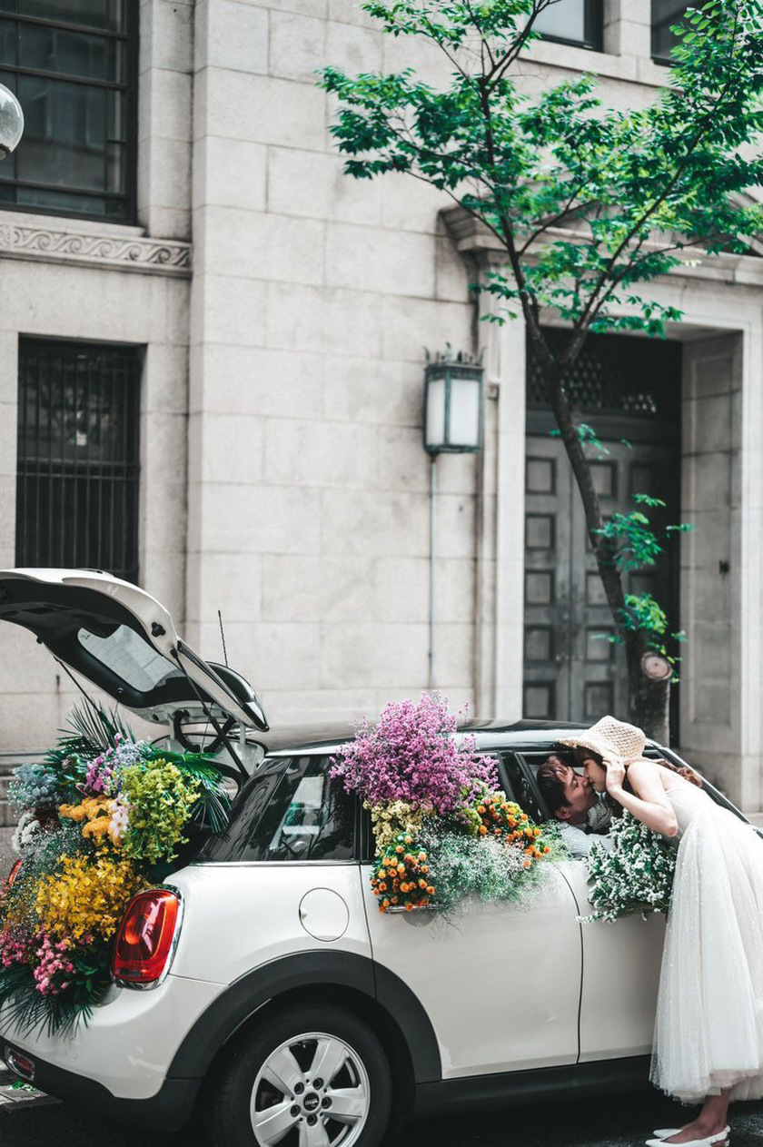 トランクにお花いっぱい♡お花まみれのウェディングフォトを撮ってる花嫁さんと出会った＊にて紹介している画像