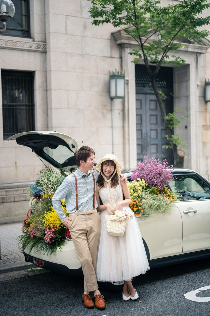 トランクにお花いっぱい♡お花まみれのウェディングフォトを撮ってる花嫁さんと出会った＊にて紹介している画像