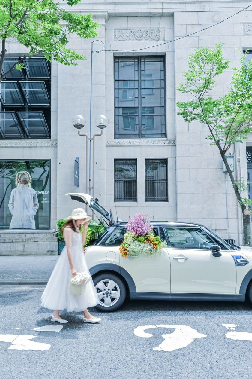 トランクにお花いっぱい♡お花まみれのウェディングフォトを撮ってる花嫁さんと出会った＊にて紹介している画像