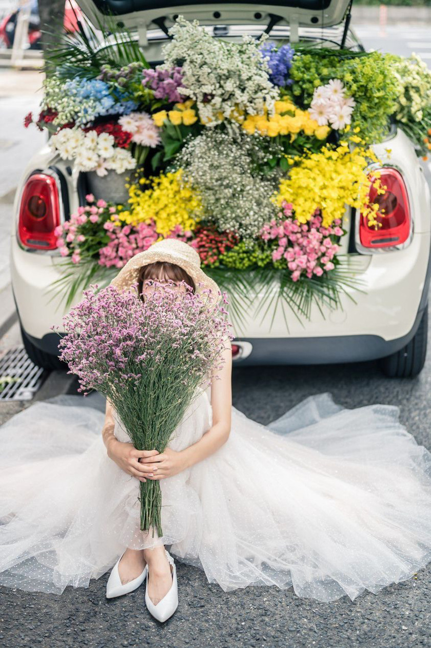 トランクにお花いっぱい♡お花まみれのウェディングフォトを撮ってる花嫁さんと出会った＊にて紹介している画像