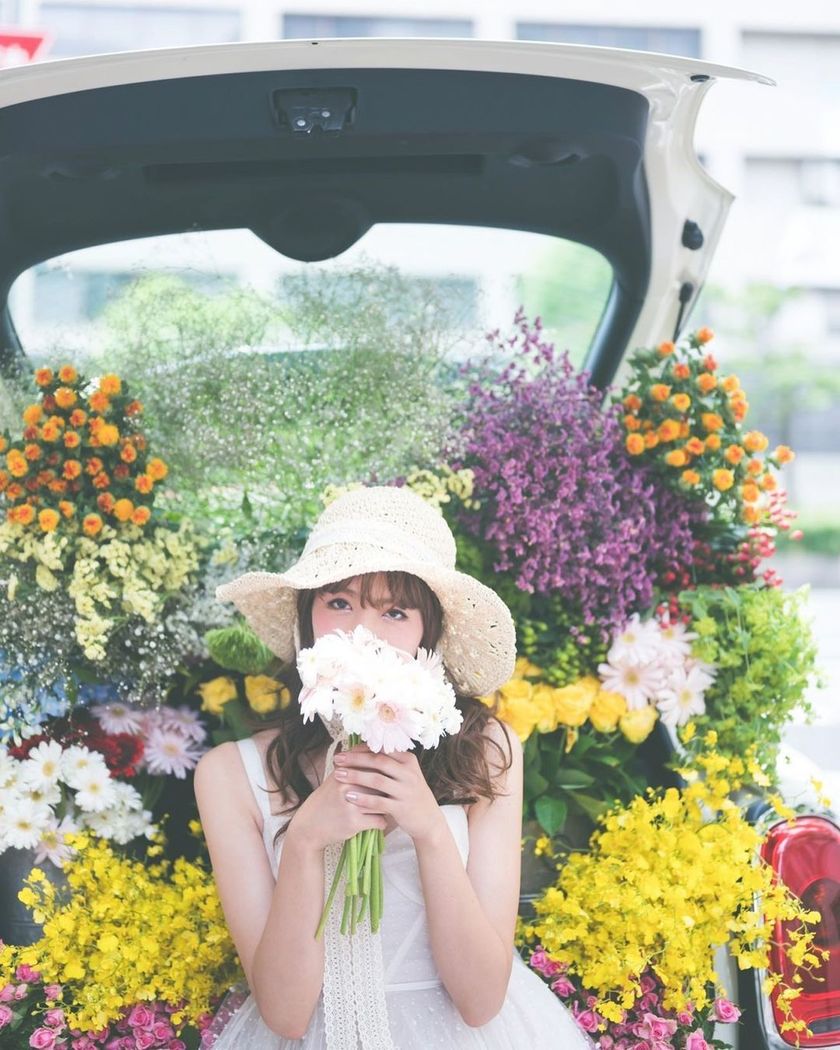 トランクにお花いっぱい♡お花まみれのウェディングフォトを撮ってる花嫁さんと出会った＊にて紹介している画像