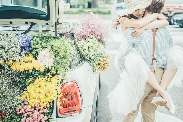 トランクにお花いっぱい♡お花まみれのウェディングフォトを撮ってる花嫁さんと出会った＊にて紹介している画像
