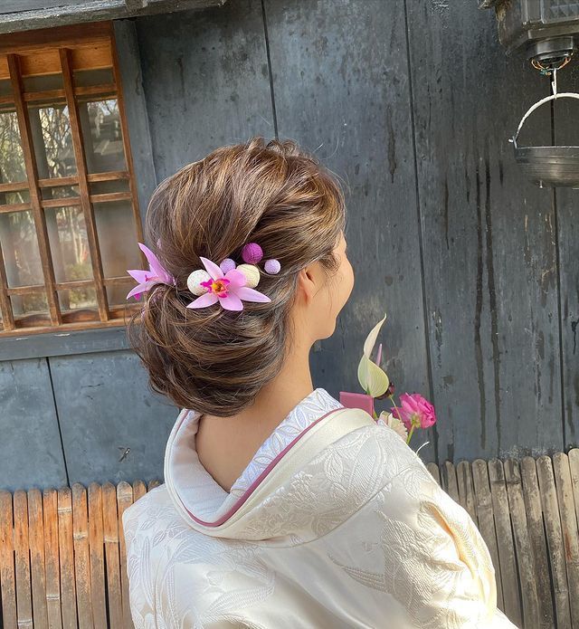 If you're planning to have a pre-shoot in traditional Japanese attire in Kyoto, I highly recommend requesting the adorable traditional hairstyle by hairstylist Chihiro Sawai!にて紹介している画像