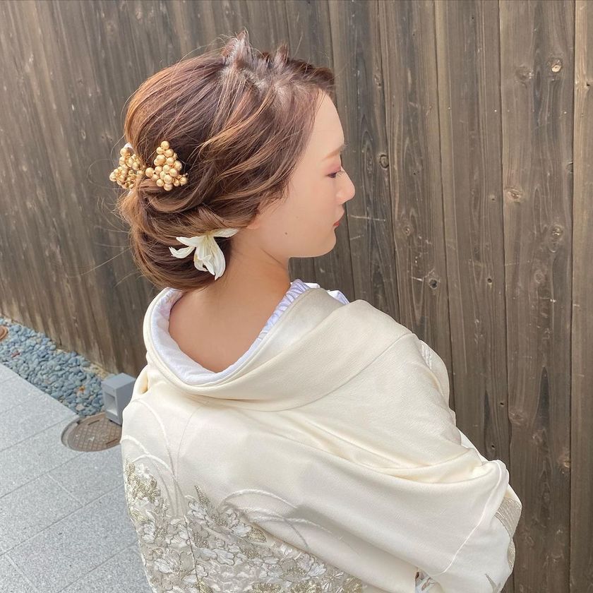If you're planning to have a pre-shoot in traditional Japanese attire in Kyoto, I highly recommend requesting the adorable traditional hairstyle by hairstylist Chihiro Sawai!にて紹介している画像