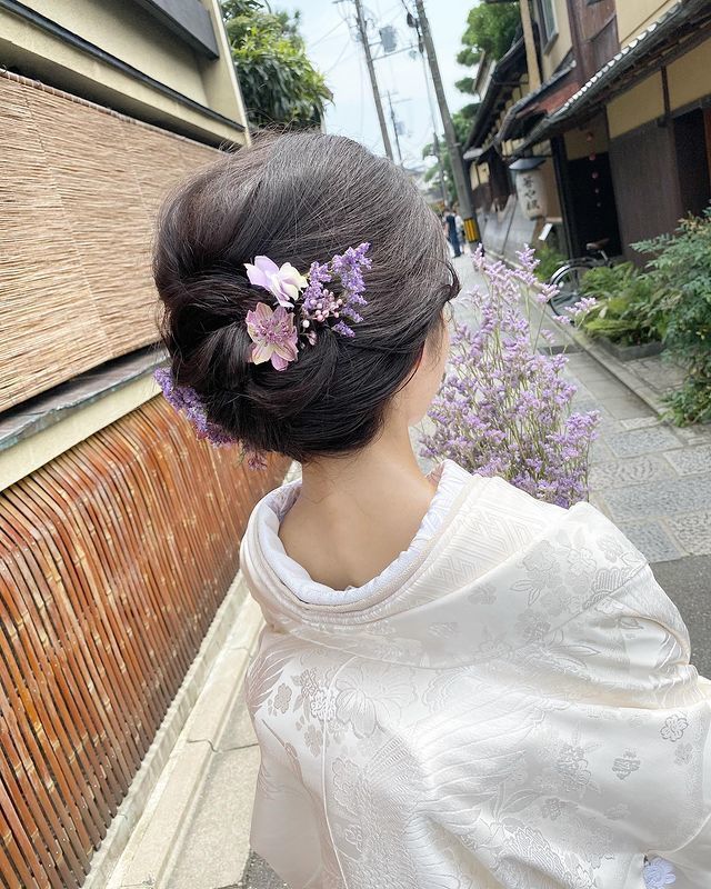 If you're planning to have a pre-shoot in traditional Japanese attire in Kyoto, I highly recommend requesting the adorable traditional hairstyle by hairstylist Chihiro Sawai!にて紹介している画像