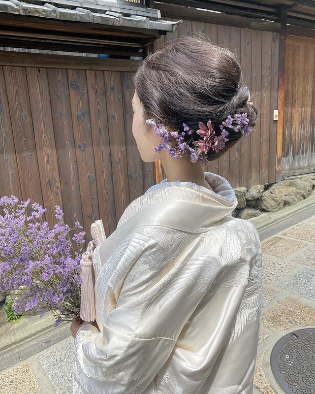 If you're planning to have a pre-shoot in traditional Japanese attire in Kyoto, I highly recommend requesting the adorable traditional hairstyle by hairstylist Chihiro Sawai!にて紹介している画像