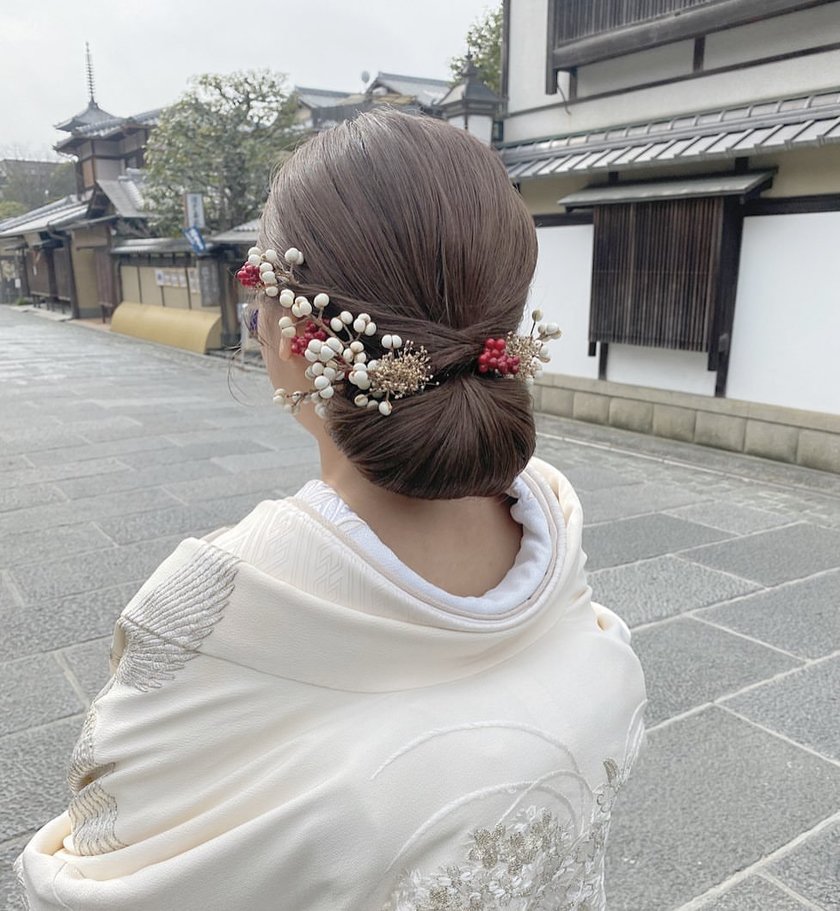 If you're planning to have a pre-shoot in traditional Japanese attire in Kyoto, I highly recommend requesting the adorable traditional hairstyle by hairstylist Chihiro Sawai!にて紹介している画像