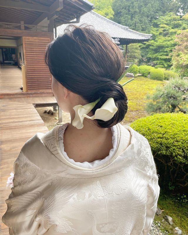 If you're planning to have a pre-shoot in traditional Japanese attire in Kyoto, I highly recommend requesting the adorable traditional hairstyle by hairstylist Chihiro Sawai!にて紹介している画像