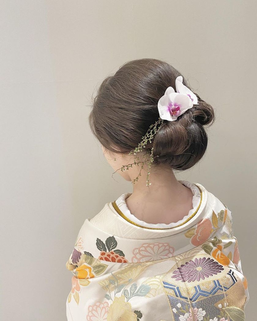 If you're planning to have a pre-shoot in traditional Japanese attire in Kyoto, I highly recommend requesting the adorable traditional hairstyle by hairstylist Chihiro Sawai!にて紹介している画像