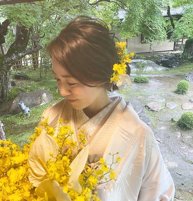 If you're planning to have a pre-shoot in traditional Japanese attire in Kyoto, I highly recommend requesting the adorable traditional hairstyle by hairstylist Chihiro Sawai!にて紹介している画像