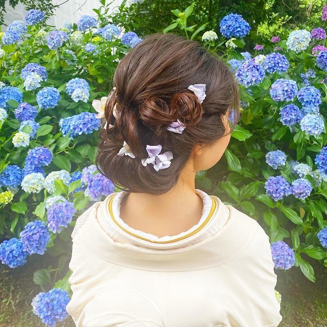 If you're planning to have a pre-shoot in traditional Japanese attire in Kyoto, I highly recommend requesting the adorable traditional hairstyle by hairstylist Chihiro Sawai!にて紹介している画像