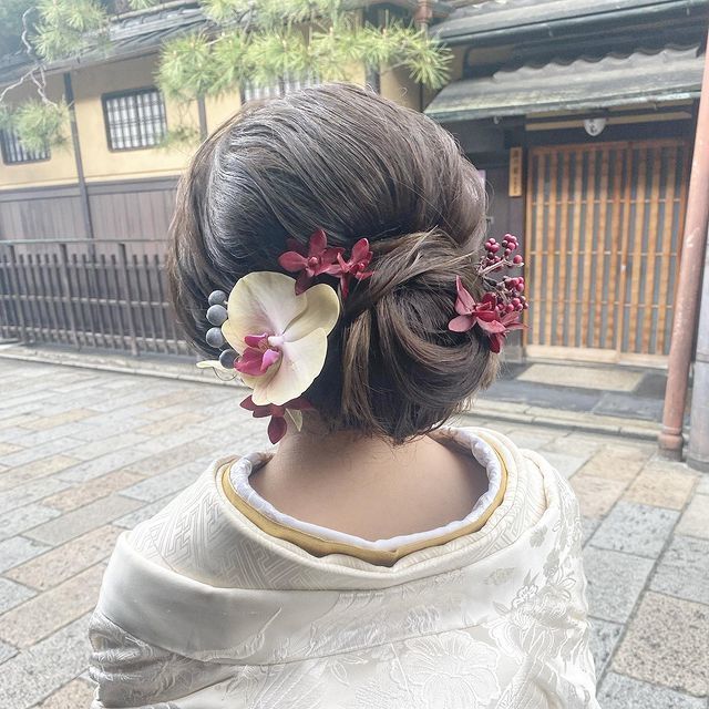 If you're planning to have a pre-shoot in traditional Japanese attire in Kyoto, I highly recommend requesting the adorable traditional hairstyle by hairstylist Chihiro Sawai!にて紹介している画像