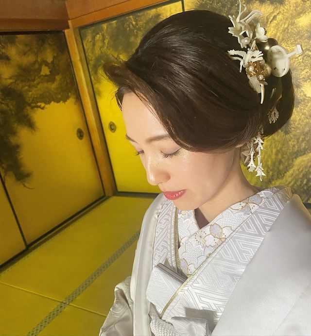 If you're planning to have a pre-shoot in traditional Japanese attire in Kyoto, I highly recommend requesting the adorable traditional hairstyle by hairstylist Chihiro Sawai!にて紹介している画像