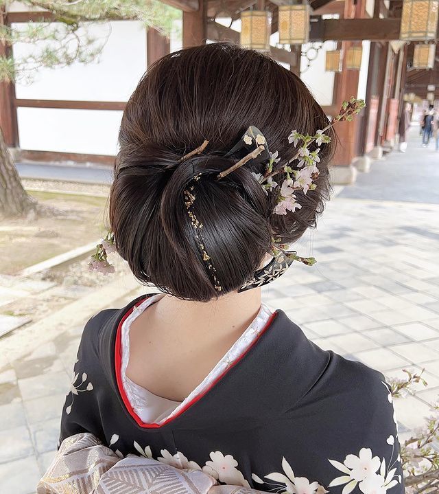 If you're planning to have a pre-shoot in traditional Japanese attire in Kyoto, I highly recommend requesting the adorable traditional hairstyle by hairstylist Chihiro Sawai!にて紹介している画像