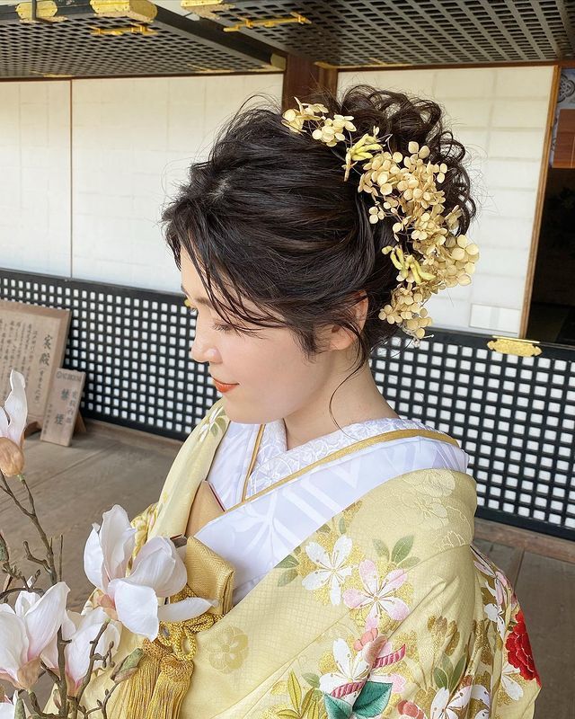 If you're planning to have a pre-shoot in traditional Japanese attire in Kyoto, I highly recommend requesting the adorable traditional hairstyle by hairstylist Chihiro Sawai!にて紹介している画像