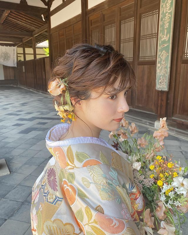 If you're planning to have a pre-shoot in traditional Japanese attire in Kyoto, I highly recommend requesting the adorable traditional hairstyle by hairstylist Chihiro Sawai!にて紹介している画像