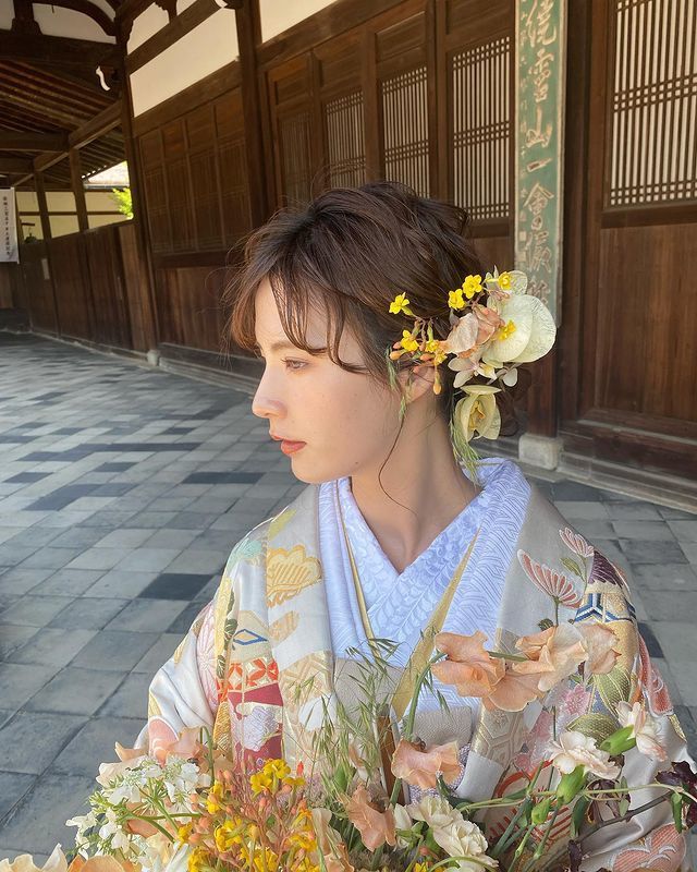 If you're planning to have a pre-shoot in traditional Japanese attire in Kyoto, I highly recommend requesting the adorable traditional hairstyle by hairstylist Chihiro Sawai!にて紹介している画像