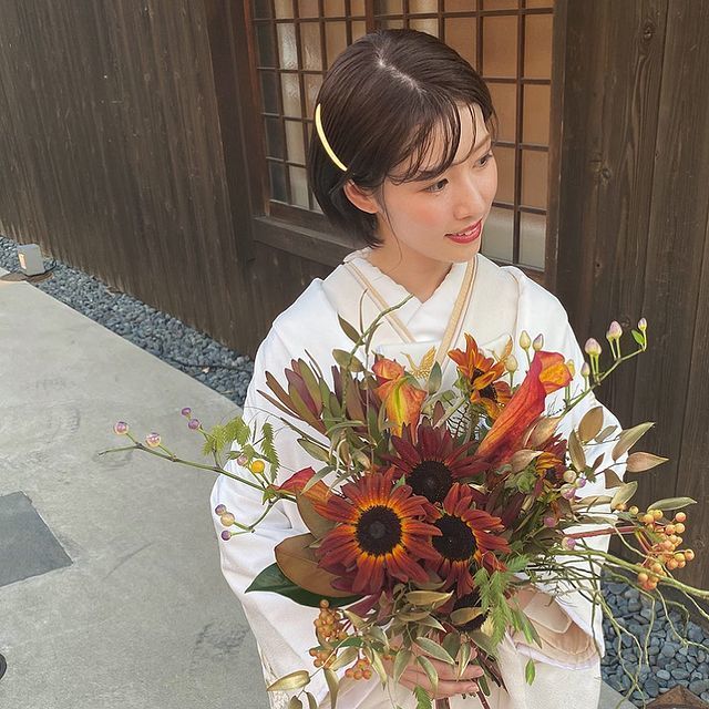 If you're planning to have a pre-shoot in traditional Japanese attire in Kyoto, I highly recommend requesting the adorable traditional hairstyle by hairstylist Chihiro Sawai!にて紹介している画像