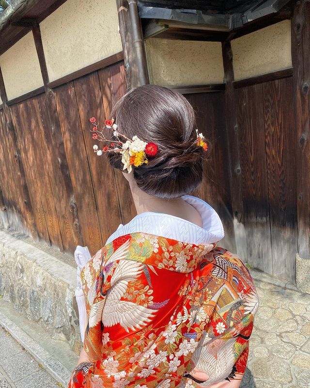 If you're planning to have a pre-shoot in traditional Japanese attire in Kyoto, I highly recommend requesting the adorable traditional hairstyle by hairstylist Chihiro Sawai!にて紹介している画像