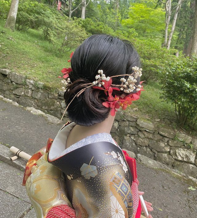 If you're planning to have a pre-shoot in traditional Japanese attire in Kyoto, I highly recommend requesting the adorable traditional hairstyle by hairstylist Chihiro Sawai!にて紹介している画像
