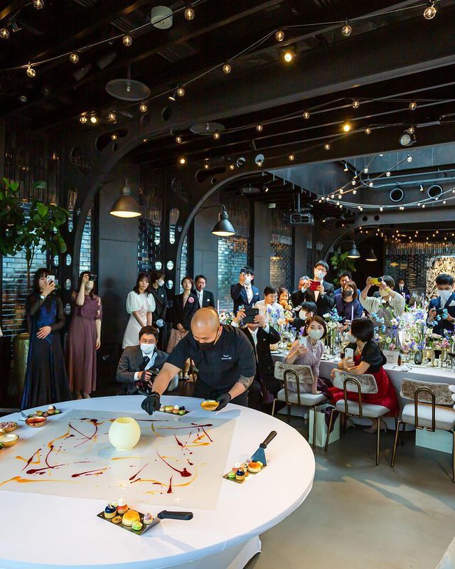 キンプトン新宿の名物演出♡シェフによるデザートパフォーマンス【アートキュイジーヌ】の様子をご紹介＊にて紹介している画像